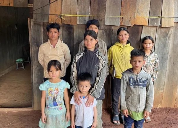 Mồ côi cha mẹ, anh trai gồng gánh nuôi 7 em ăn học