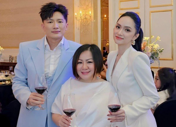 Hương Giang "giáp mặt" NSX The Face Vietnam tại hôn lễ Thanh Hằng, ngập mùi drama trong 1 khung ảnh