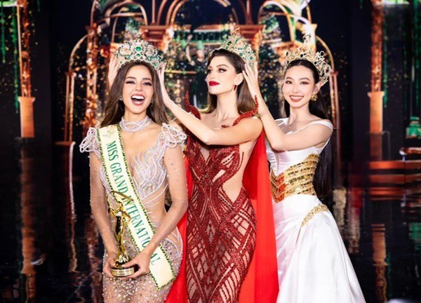 Chung kết Miss Grand 2023: 3 thế hệ MGI "đọ" sắc vóc, Thùy Tiên sáng bừng, vương miện được "bỏ sỉ"