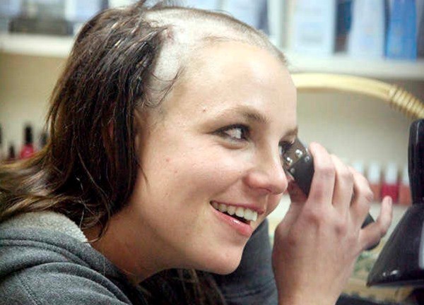 Nỗi đau của Britney Spears khi cạo trọc đầu và chụp ảnh khỏa thân