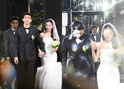 Doan Van Hau released beautiful wedding photos like a romantic movie, netizens only noticed the "sad" expression of his father-in-law