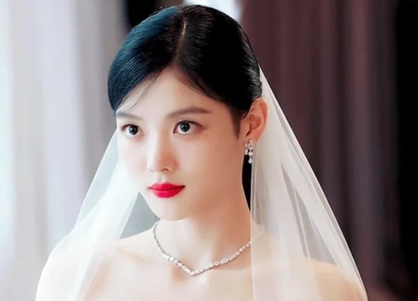 Kim Yoo Jung bị bắt gặp lên xe hoa, diện váy cưới xinh lộng lẫy, CĐM bỗng "quay xe" vì điều này