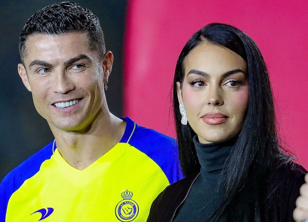 Bạn gái Ronaldo bị lật tẩy "thích" người khác khi ở bên CR7, phản ứng người trong cuộc gây chú ý