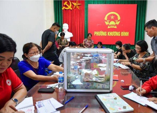 Chi trả tiền ủng hộ cho các nạn nhân trong vụ cháy chung cư mini ở Khương Hạ