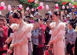 The wedding was attended by the whole village despite not being invited, but the fans "laughed" with the back story