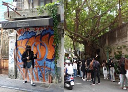 Young people from all over flock to Hanoi to take photos with...the wall, what's so hot that everyone is racing to live a virtual life?