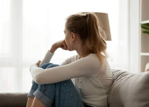 Sợ người nhà xin tiền, cô gái nói dối về thu nhập của mình
