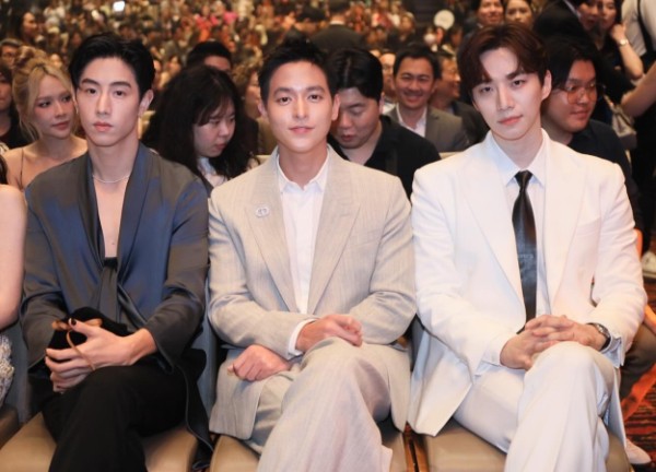 Loạt khung hình tinh hoa hội tụ: Junho (2PM) so kè "hoàng tử nụ cười" James Jirayu, mỹ nam GOT7 như "mất sổ gạo" giữa dàn nam thần Thái
