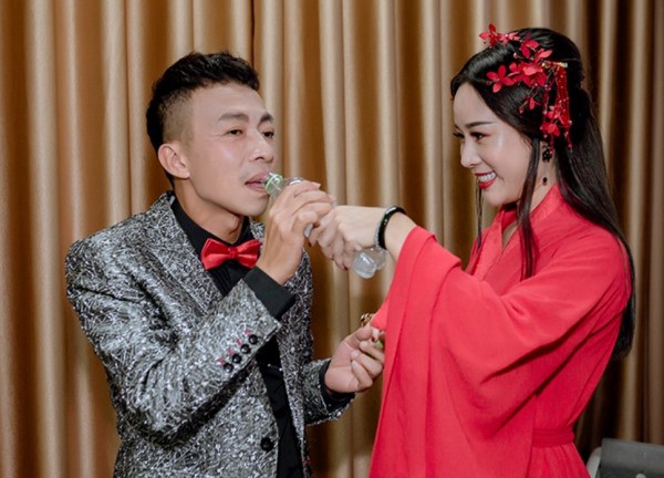 Việt Hoàn và vợ kém 18 tuổi từng hạnh phúc trước khi 'đường ai nấy đi'