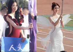 The female student suddenly became "famous" after a photo holding a parade sign, her beauty was like a real-life angel