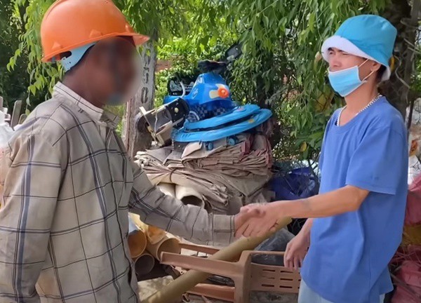 So Y Tiết gặp lại bạn chăn bò thuở nghèo khó liền tỏ rõ thái độ, trước khi đi còn làm điều gây chú ý