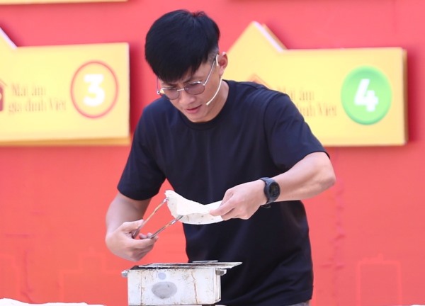 Thiên Vương, Kiều Linh khóc nghẹn trước cậu bé 13 tuổi thổi sáo kiếm tiền phụ mẹ