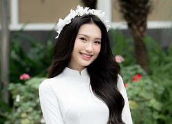 Doan Hai My shows off her figure in an ao dai amid suspicions of good news, her sweet beauty receives showers of compliments