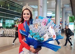 Le Hoang Phuong returned to Vietnam after half a month of "bombardment" of Thai land, fans gave him flowers and money to celebrate "coming home"