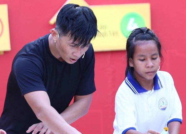 Kiều Linh - Thiên Vương MTV bỏ tiền túi tặng trẻ mồ côi