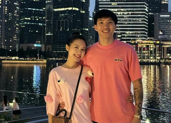 Doan Hai My summarizes her honeymoon in Singapore, Van Hau posts a protest, fans raise a suspicion