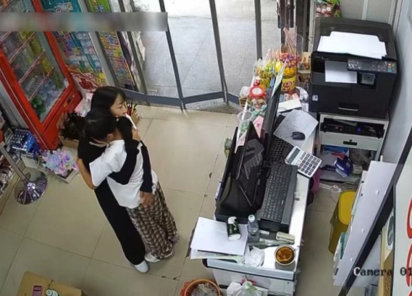 Thấy mẹ mặc áo đen, con gái bật khóc khiến người xem chỉ dám thốt lên: "Gia đình dạy con tốt thật"