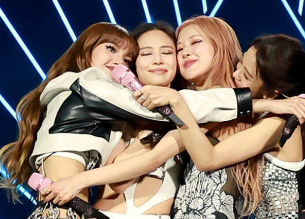 BLACKPINK bị lợi dụng sau khi gia hạn hợp đồng nhóm, bị YG đưa vào thế khó, "còng lưng" gánh 1 thứ?