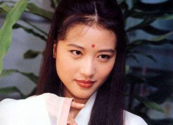Bùng nổ MXH tối nay: Rộ tin "Chu Chỉ Nhược đẹp nhất màn ảnh" qua đời, không ai liên lạc được