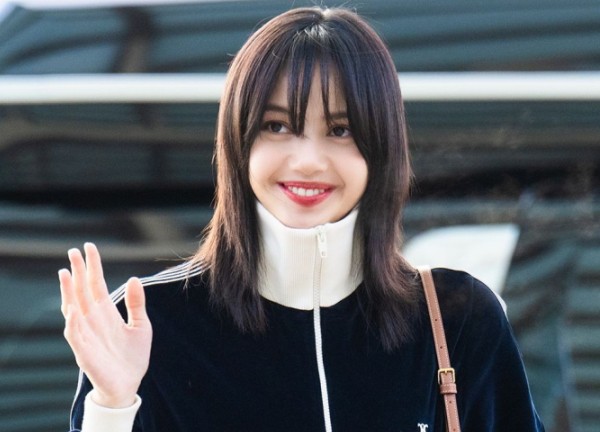 Lisa (BLACKPINK) lộ diện sau nghi vấn sống chung với bạn trai CEO: Visual lên hương nhờ đổi kiểu tóc, nhưng lượng fan ra chào đón mới chiếm spotlight