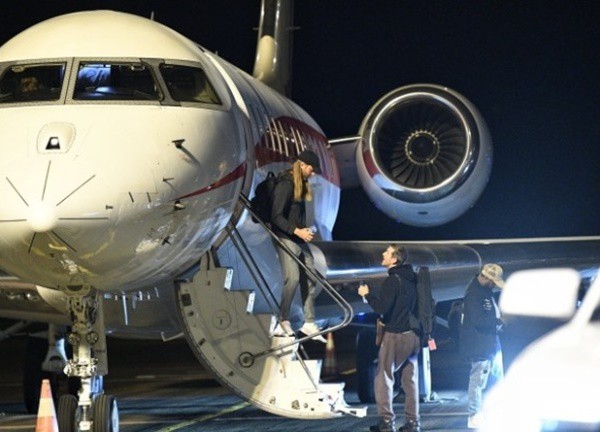 Maroon 5 "landed" in Vietnam by private jet at midnight, taking actions that attracted the attention of reporters