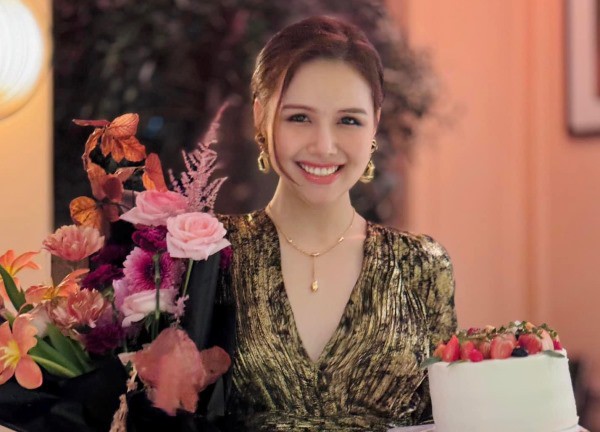 "Nàng dâu hào môn" Phanh Lee lên đồ gợi cảm mừng sinh nhật, ai cũng phải thốt lên: Sang quá