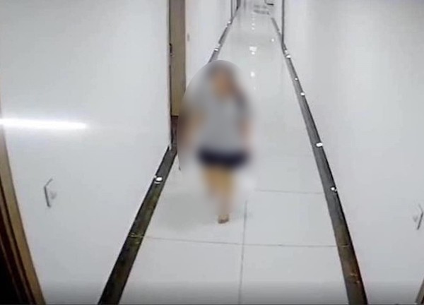 Người phụ nữ cầm dao đi dọc hành lang, đe doạ hàng xóm trong chung cư ở Hà Nội