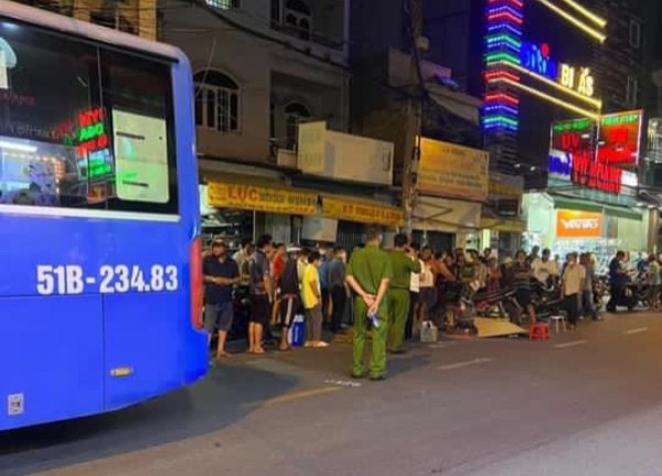 TP.HCM: Va chạm với xe buýt khiến người đàn ông đi xe máy tử vong