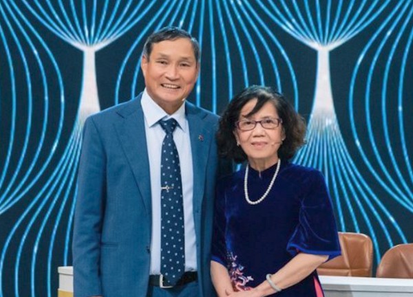 Coach Mai Duc Chung and his 47-year love story with his wife: A poor boy can marry a lady of the old town