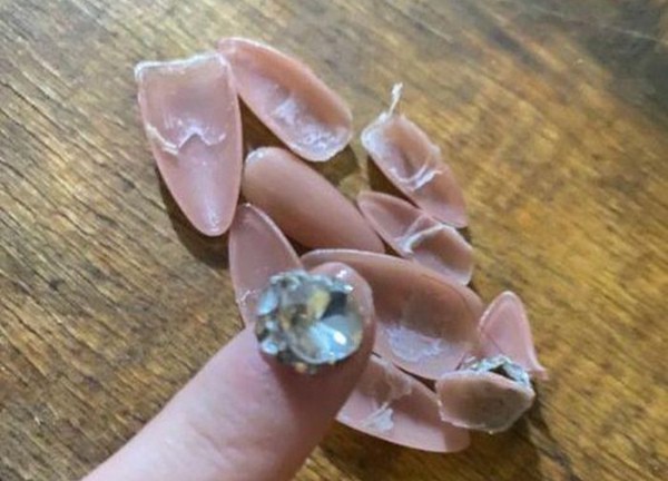 Sự thật 'kinh hoàng' dưới những bộ nail xinh lung linh của hội chị em