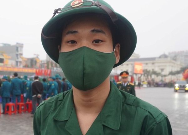 Tân binh một mình đi nhập ngũ không có bố mẹ bên cạnh