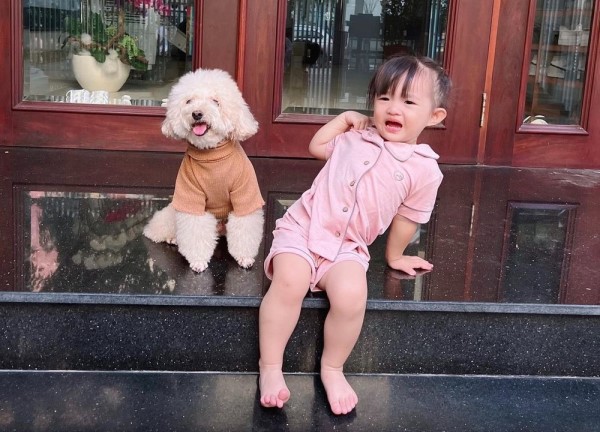 Biểu cảm trái ngược của Winnie và "cậu Ú" Leon khi chơi cùng thú cưng
