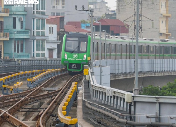Tàu Cát Linh-Hà Đông đột ngột dừng giữa đường, hành khách phải đi xe buýt về ga