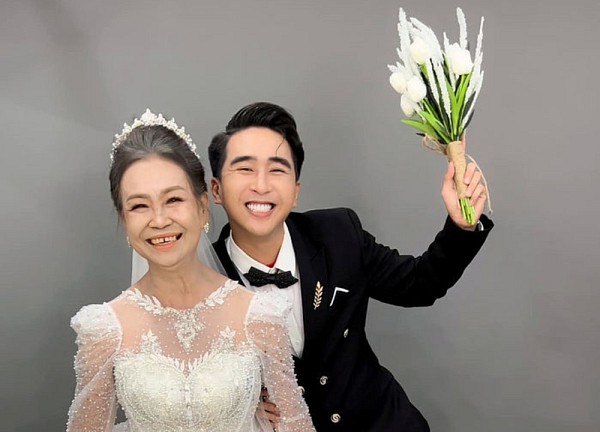 Cháu trai chụp ảnh cưới cùng bà nội U70, giúp bà được mặc áo cô dâu