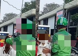 Outraged by the young man wearing a motorbike taxi shirt, he played a perverted game with the female student right at the bus station