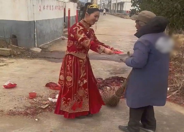 Bác lao công âm thầm dọn đường giúp đám cưới, hành động của cô dâu sau đó được khen hết lời