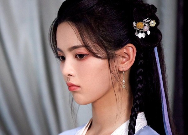 Dương Siêu Việt bị so sánh diễn vô cảm như Angelababy, Triệu Lộ Tư