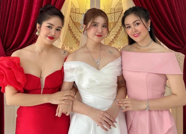 Lê Phương gợi cảm đọ sắc bên 2 em gái khi dự tiệc cưới ở quê