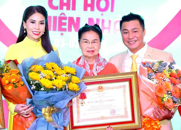 Gia đình Lý Hùng, Lý Hương nhận Huân chương Lao động hạng ba