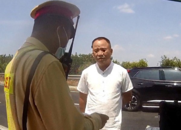 Công an điều tra một tài xế dùng thẻ nhà báo và giấy phép lái xe giả