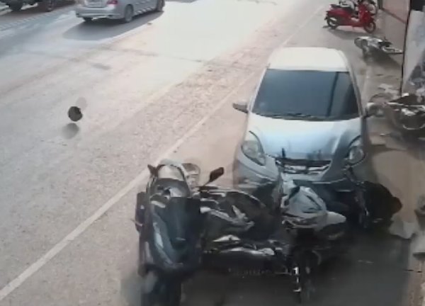 Ô tô mất kiểm soát, 'lùa' hàng loạt xe máy trên đường