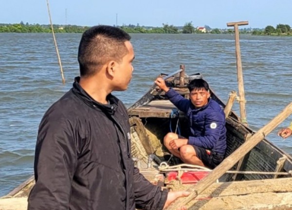 Cát tặc trên sông Ô Lâu liều lĩnh tấn công Công an