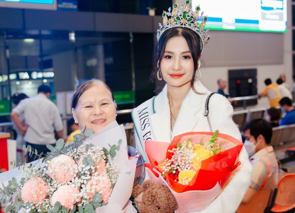 Nguyễn Thanh Hà rạng rỡ về nước sau khi đăng quang Hoa hậu Môi trường Thế giới