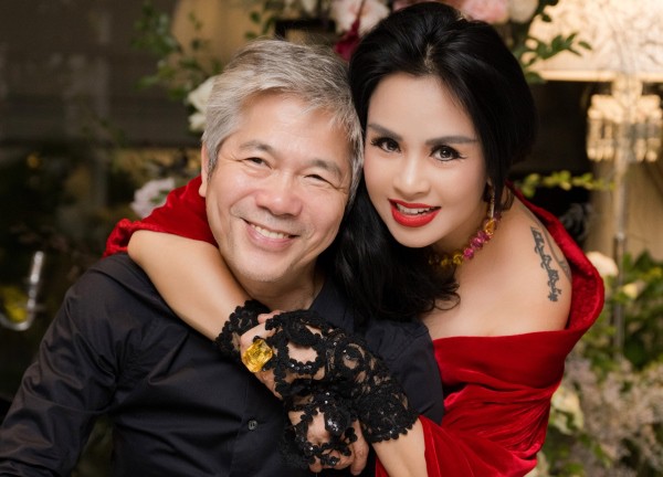 Ca sĩ Thanh Lam tình tứ bên bác sĩ Tiến Hùng