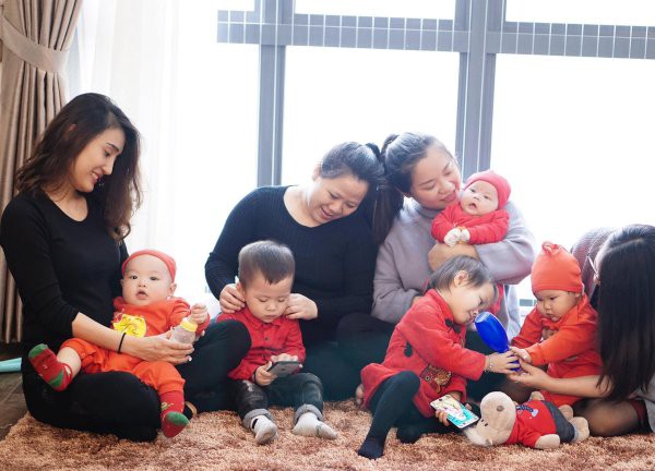 Các mẹ chơi với nhau 22 năm, 11 em bé trở thành hội bạn thân đáng yêu