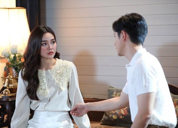 Đến thăm bố chồng nằm viện, ông run run dúi vào tay mảnh giấy khiến tôi bàng hoàng