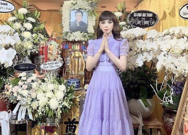 Lâm Khánh Chi ăn mặc lộng lẫy, cười duyên tạo dáng chụp hình trước bài vị 'ba' Vũ Linh