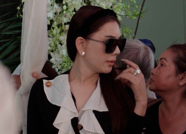 Lâm Khánh Chi chỉn chu trang phục đi đám tang sau khi bị góp ý