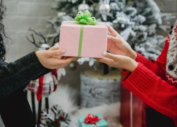 Sắp 8/3, mẹ chồng đòi tặng quà trăm triệu khiến tôi khó xử