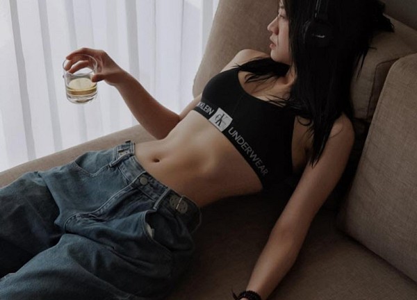 TikToker Lê Bống lại tung ảnh khoe dáng thu hút vạn like